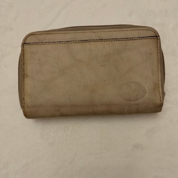 Buxton top grain cow hide leather wallet. - Picture 7 of 9